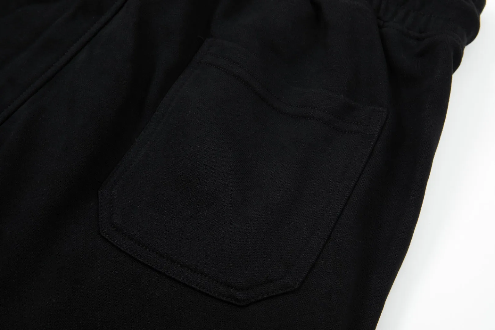 P270 top version, different currency) ✨ chromehearts/Chrome Hearts catwalk style Slim-fitting lines simple printed letter Logo sweatpants 380g weight compatible with all body types Black and white drawstring design on the waist elastic band Customized drawstring pockets with diagonal pocket design on both sides There is also a small pocket on the rear Color: black gray Size S-XL
